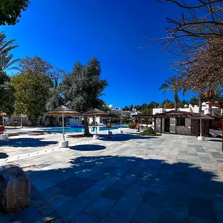 Dhalila - Stunning Garden By Vichy Holidays