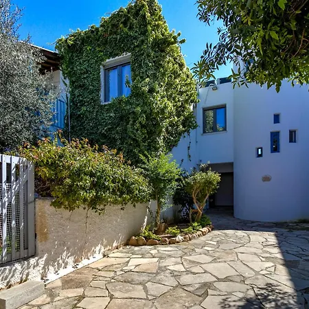 Dhalila - Stunning Garden By Vichy Holidays Apartment *